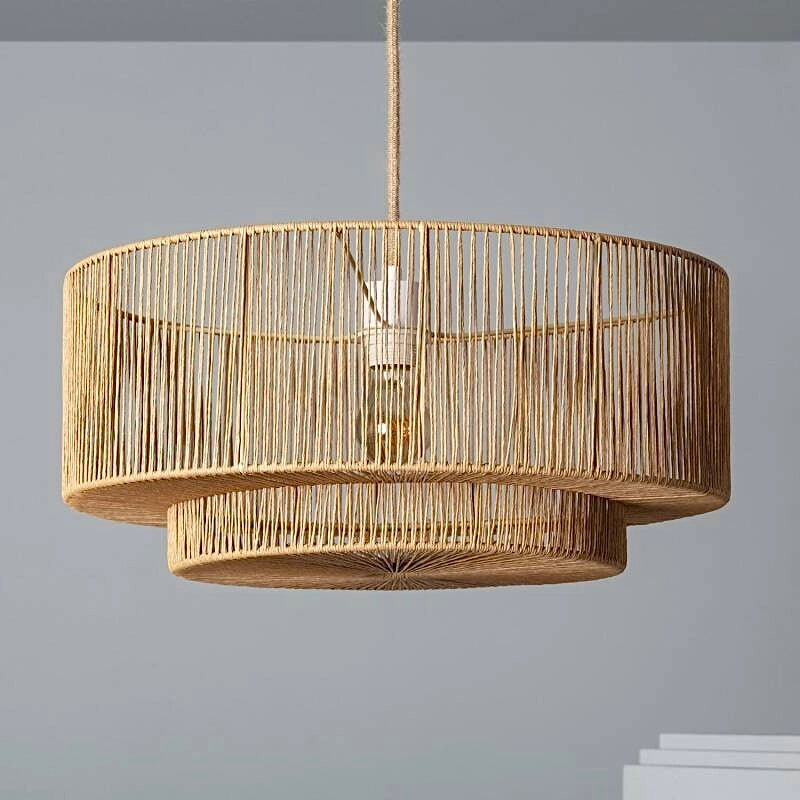LÁMPARA COLGANTE AMHATI, ELABORADA A MANO CON PAPEL TRENZADO DE FIBRAS NATURALES.