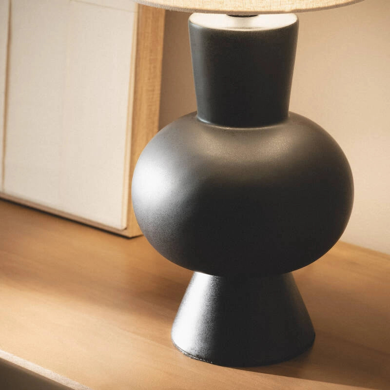 LÁMPARA DE MESA COLECCIÓN SAMOA B, ELABORADA CON LINO Y METAL. Lámpara Mesa Samoa B: cerámica y lino de alta calidad. Crea atmósfera cálida y acogedora. Diseño contemporáneo ideal para estilos nórdicos, boho o clásicos.
