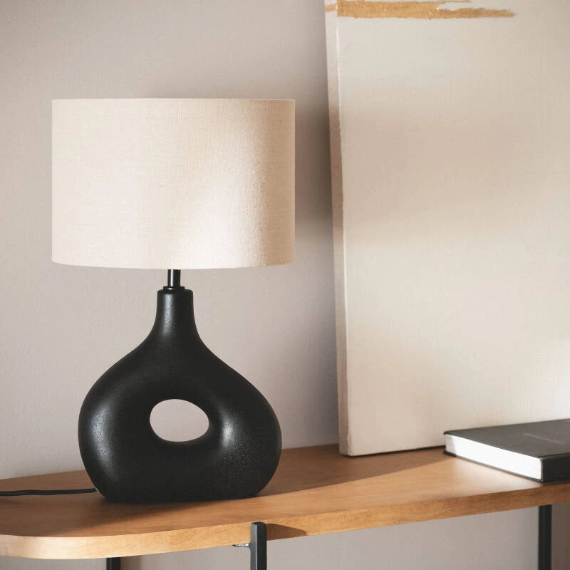 LÁMPARA DE MESA COLECCIÓN SAMOA R, ELABORADA A MANO CON CERÁMICA. Lámpara Mesa Samoa R: cerámica moldeada a mano. Colores negro y beige. Crea ambiente acogedor y sofisticado en salones o dormitorios.