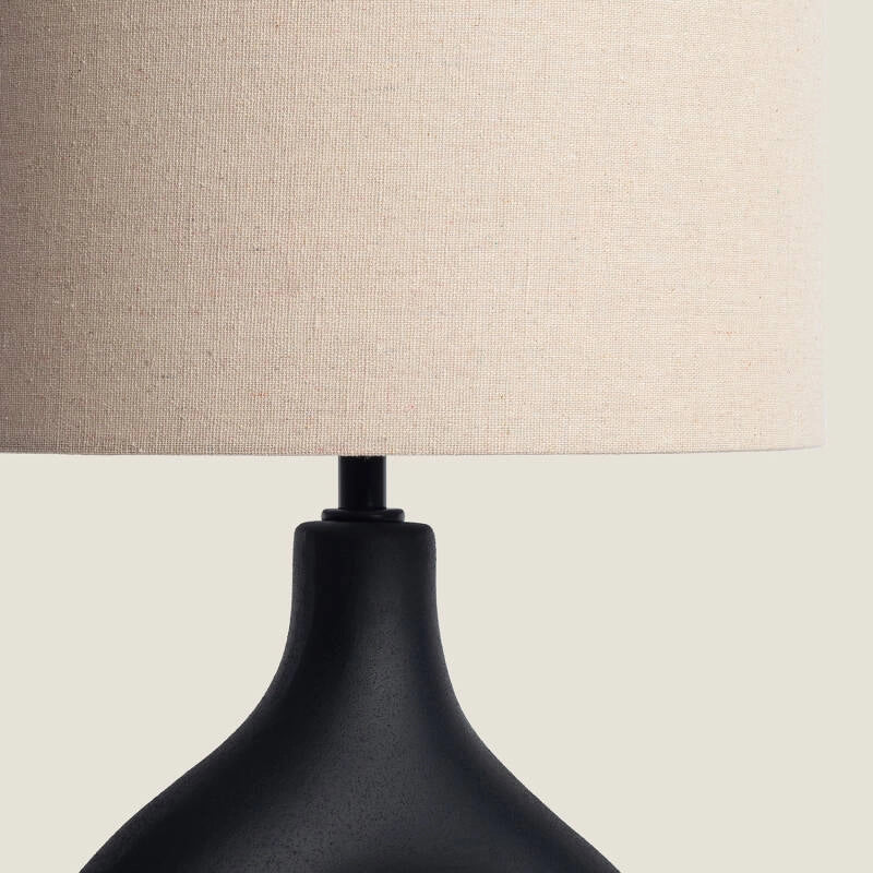 LÁMPARA DE MESA COLECCIÓN SAMOA R, ELABORADA A MANO CON CERÁMICA. Lámpara Mesa Samoa R: cerámica moldeada a mano. Colores negro y beige. Crea ambiente acogedor y sofisticado en salones o dormitorios.