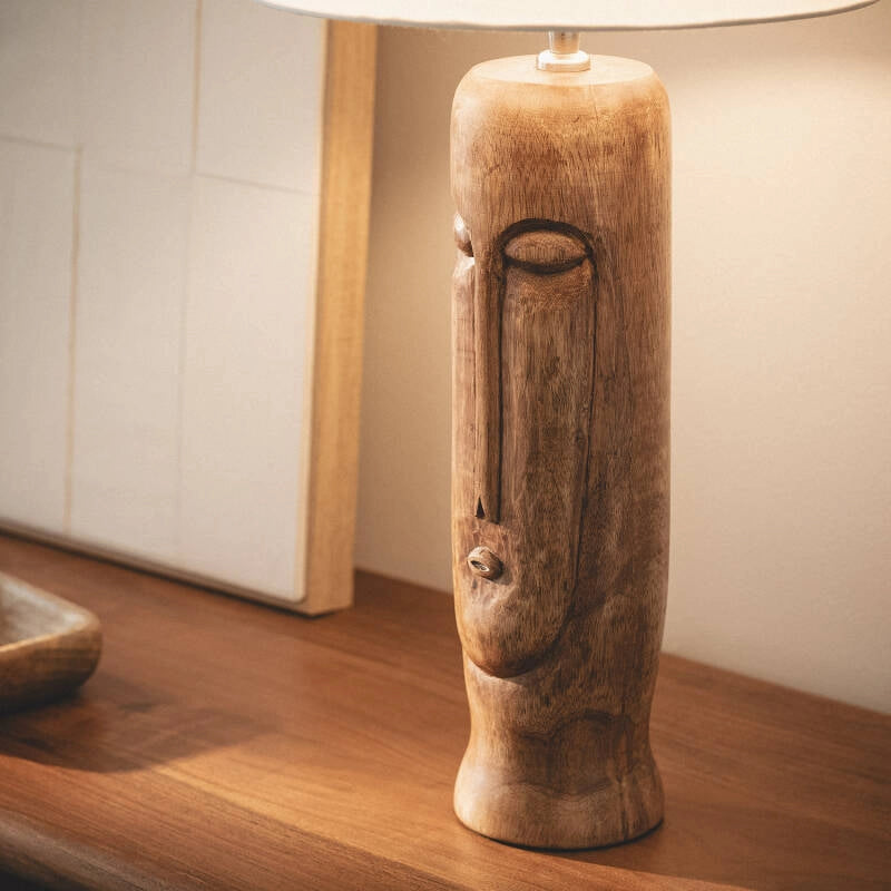 LÁMPARA DE MESA COLECCIÓN SALOMÓN C, ELABORADA A MANO CON MADERA DE MANGO NATURAL. Lámpara Mesa Salomón madera de mango natural de alta calidad. Diseño elegante y atemporal. Luz suave para leer o crear ambiente. ¡Pieza única y duradera!