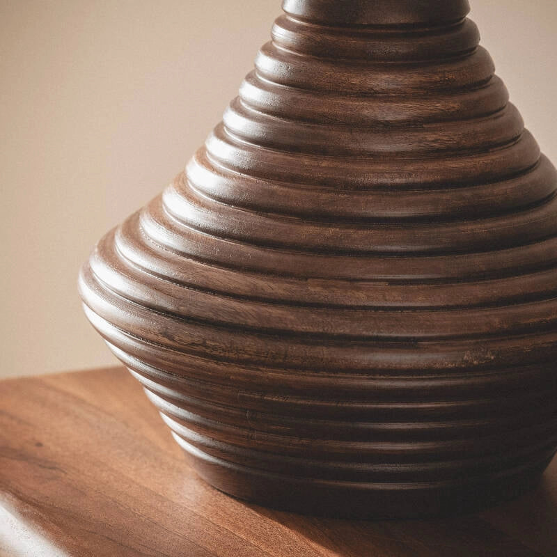 LÁMPARA DE MESA COLECCIÓN SALOMÓN R, ELABORADA CON MADERA DE MANGO NATURAL. Lámpara Mesa Salomón R: madera de mango natural de alta calidad. Diseño elegante y moderno. Crea ambientes cálidos y agradables. Luz suave adaptable con E27.