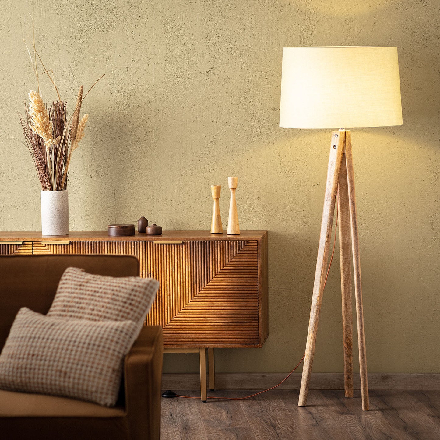 Lámpara de Pie Mena en Madera de Mango Natural | Elegancia