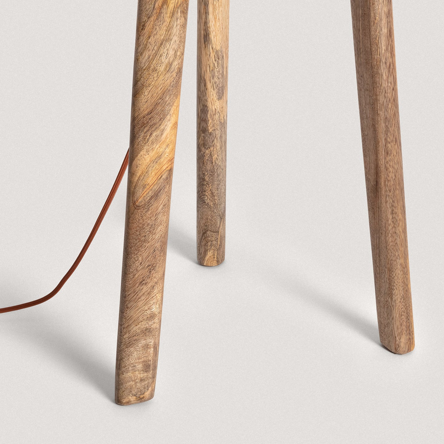 Lámpara de Pie Mena en Madera de Mango Natural | Elegancia