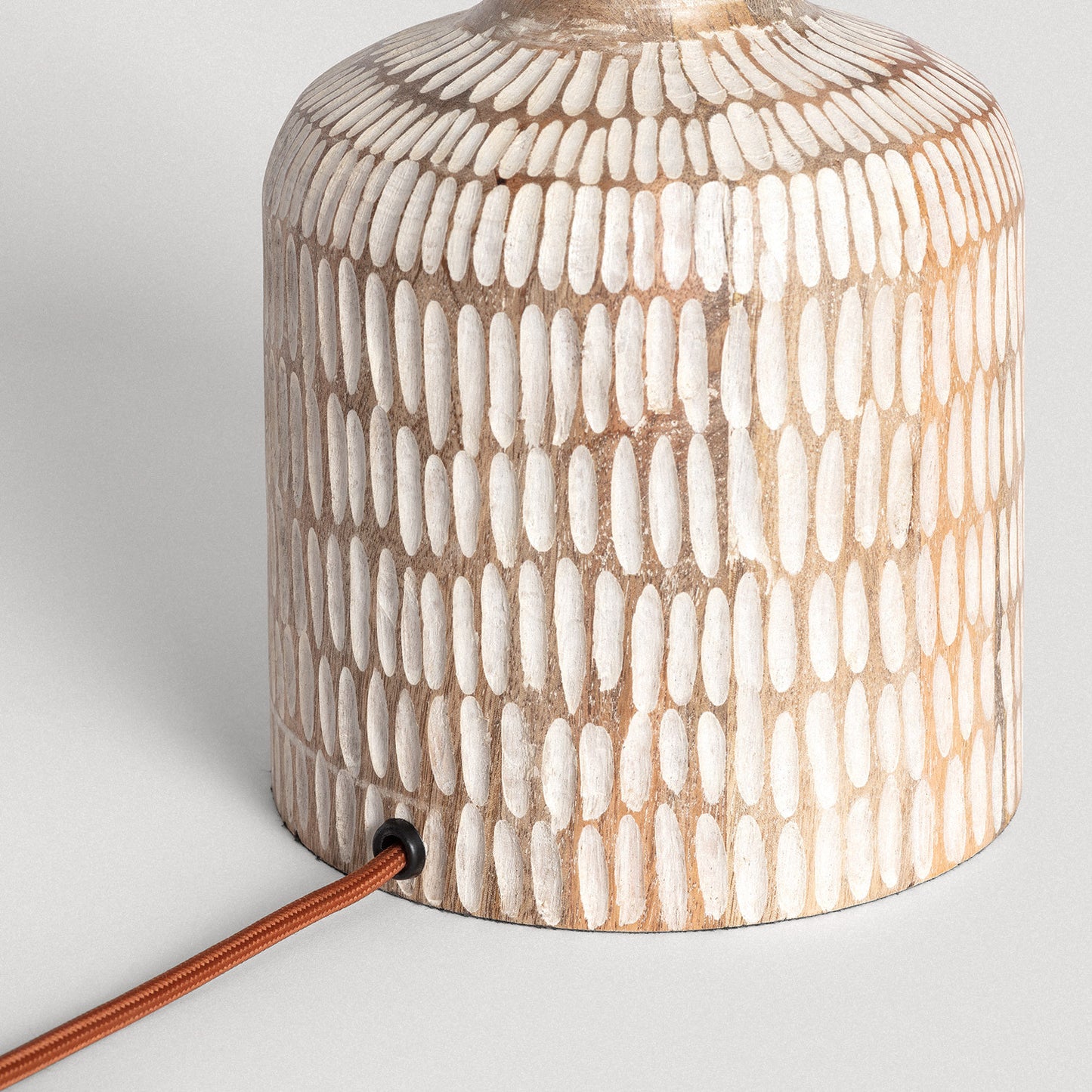 LÁMPARA DE MESA COLECCIÓN MENA, ELABORADA CON MADERA