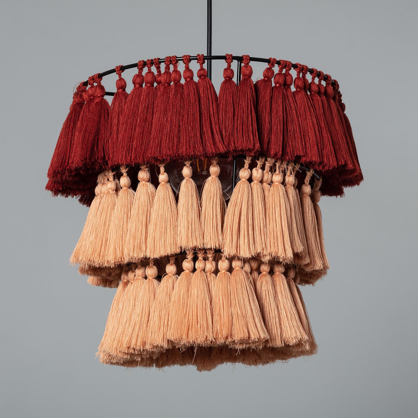 Lámpara colgante, elaborada con metal y algodón con flecos