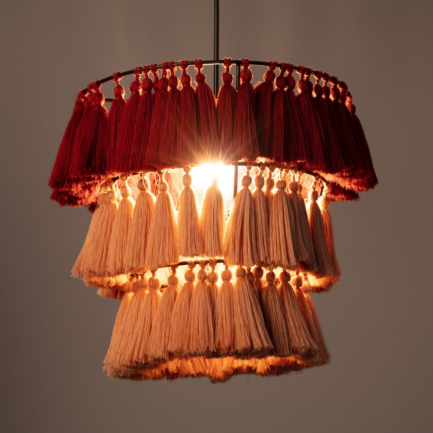 Lámpara colgante, elaborada con metal y algodón con flecos