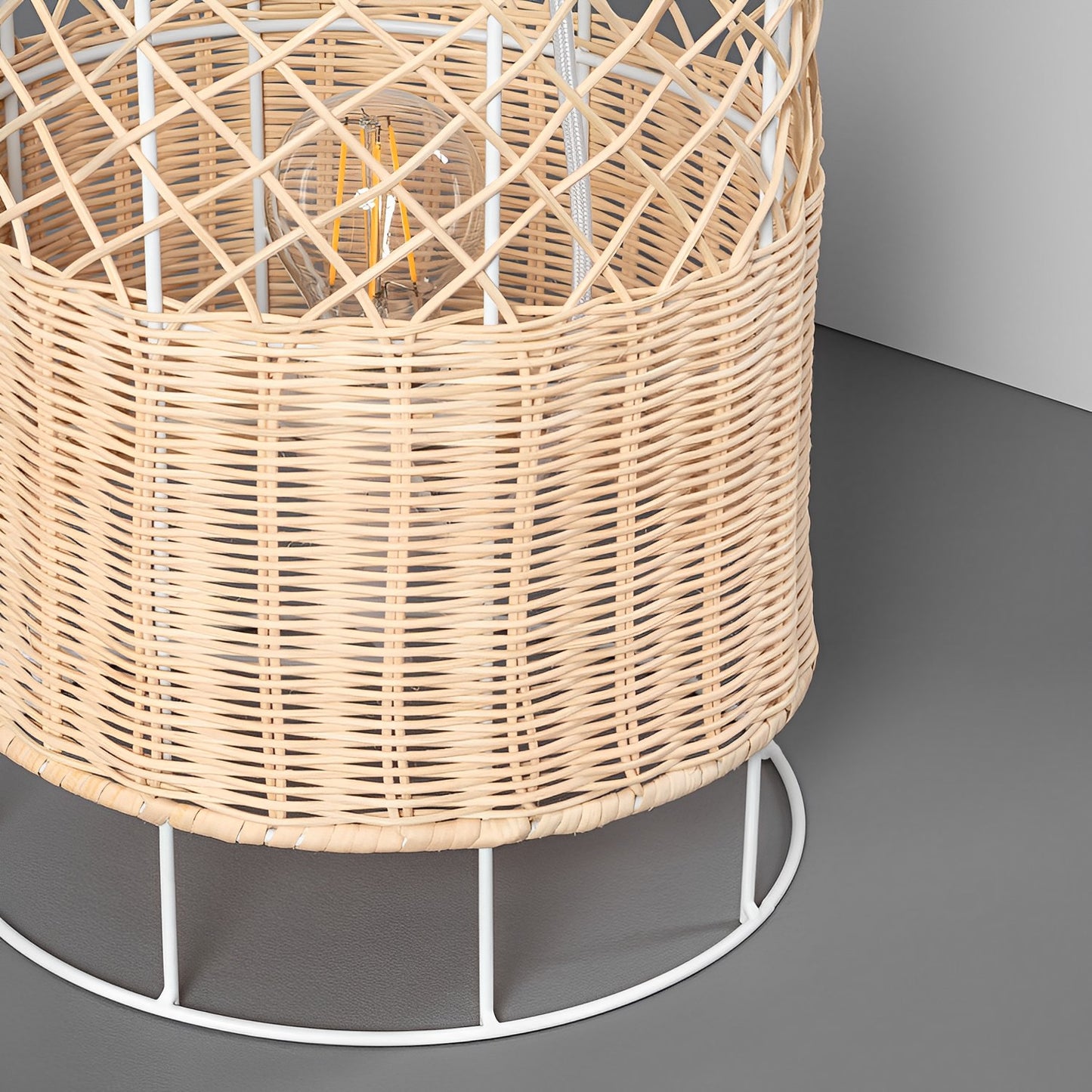 Lámpara de Pie en Ratán Natural Elegancia y Estilo Artesanal