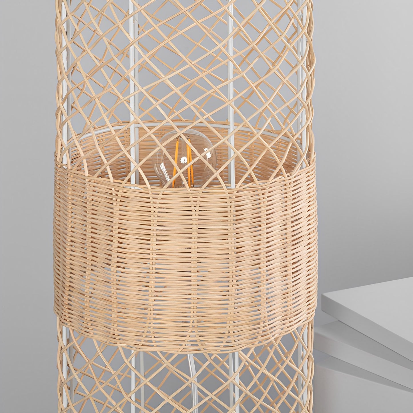Lámpara de Pie en Ratán Natural Elegancia y Estilo Artesanal