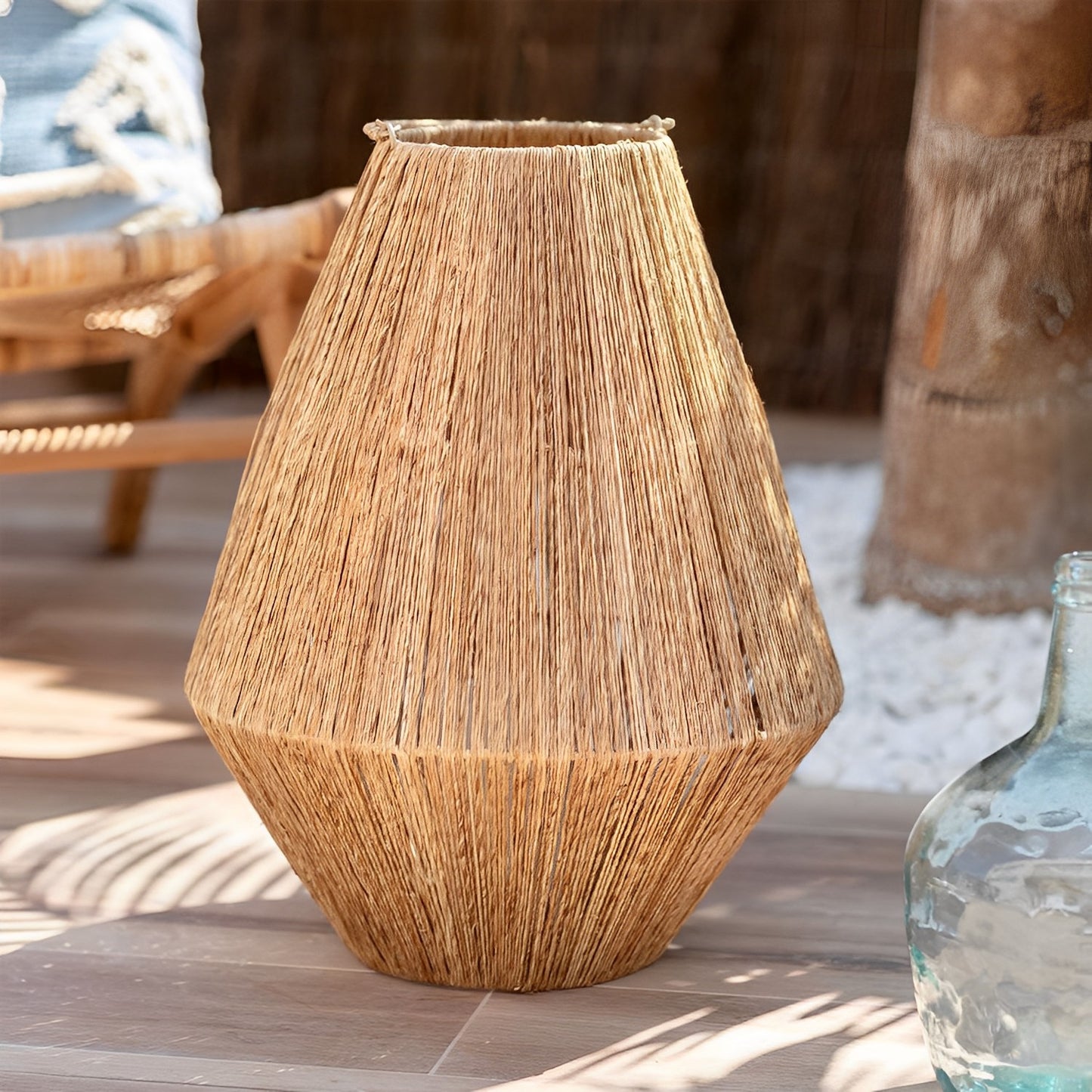 LÁMPARA DE SUELO COLECCIÓN BUPPHA, ELABORADA A MANO CON YUTE NATURAL