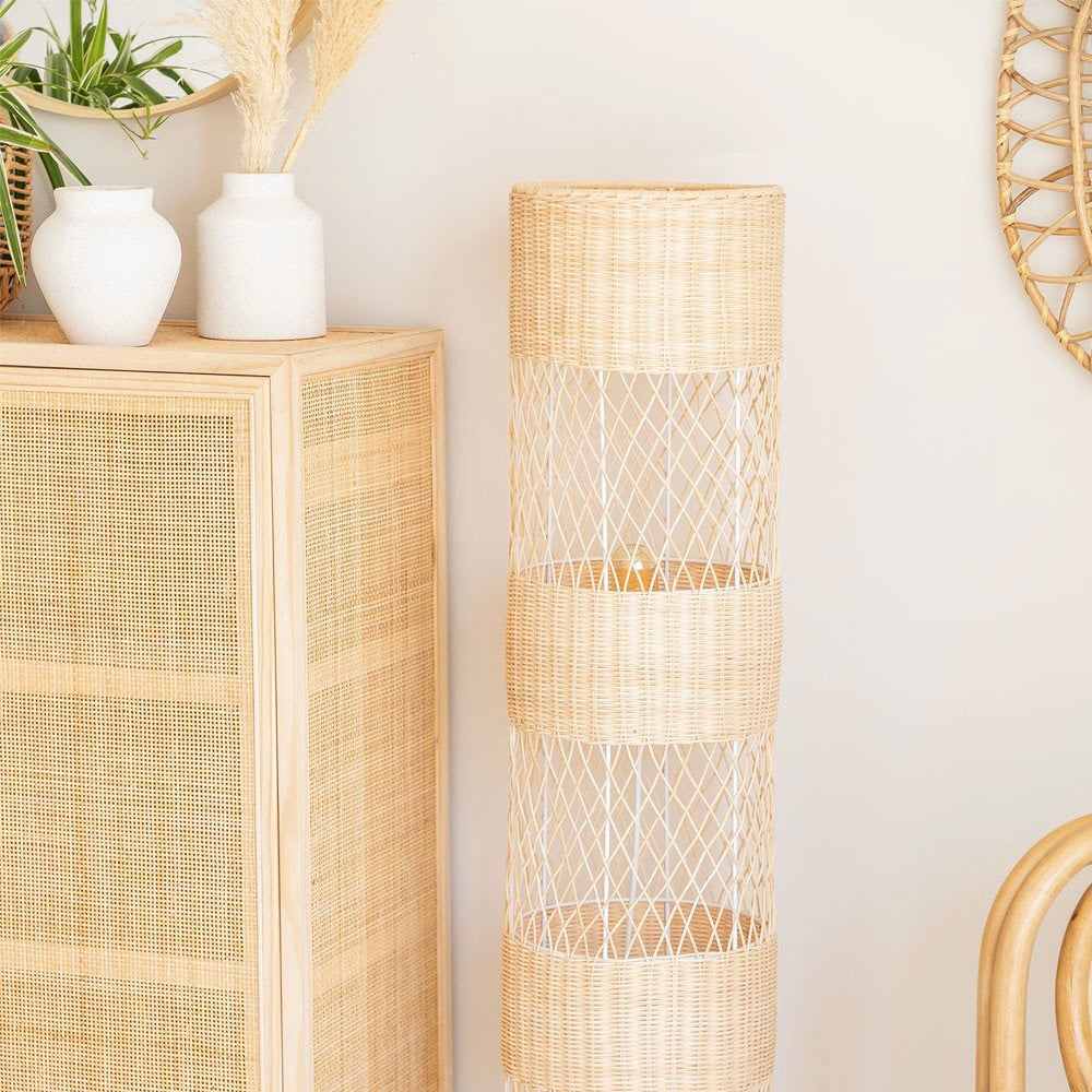 Lámpara de Pie en Ratán Natural Elegancia y Estilo Artesanal