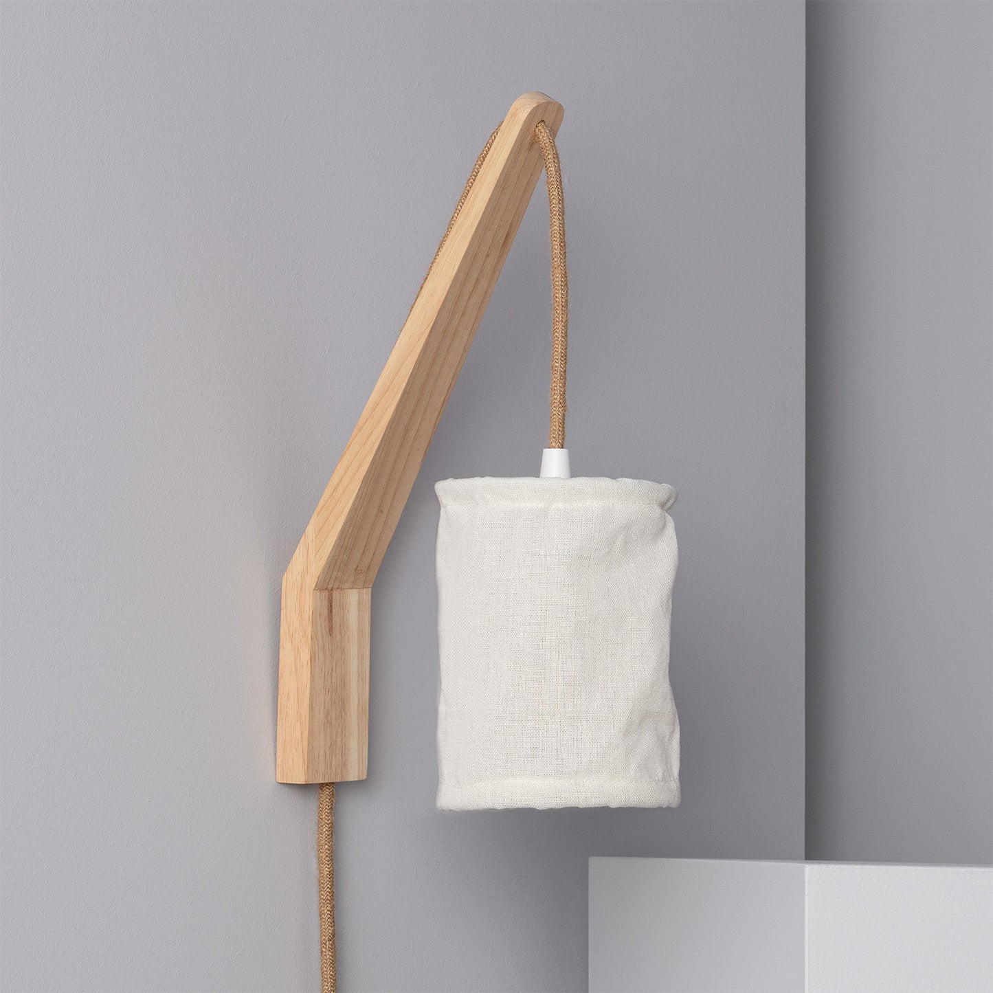 LÁMPARA DE PARED COLECCIÓN ASYA, ELABORADA CON MADERA Y TEXTIL
