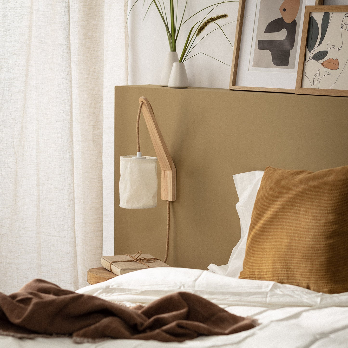 LÁMPARA DE PARED COLECCIÓN ASYA, ELABORADA CON MADERA Y TEXTIL