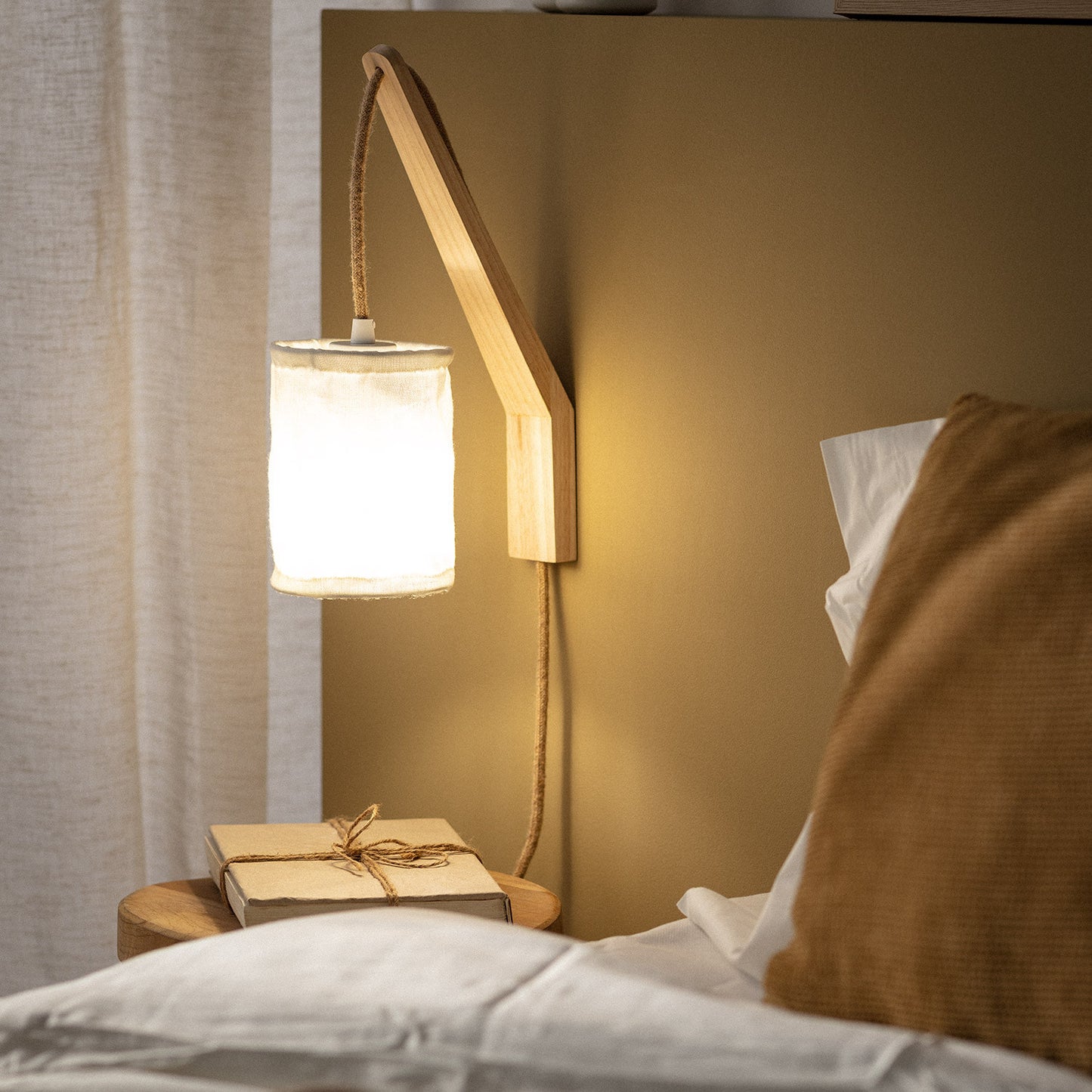 LÁMPARA DE PARED COLECCIÓN ASYA, ELABORADA CON MADERA Y TEXTIL