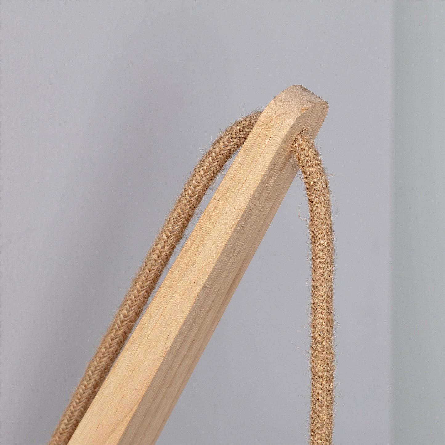 LÁMPARA DE PARED COLECCIÓN ASYA, ELABORADA CON MADERA Y TEXTIL