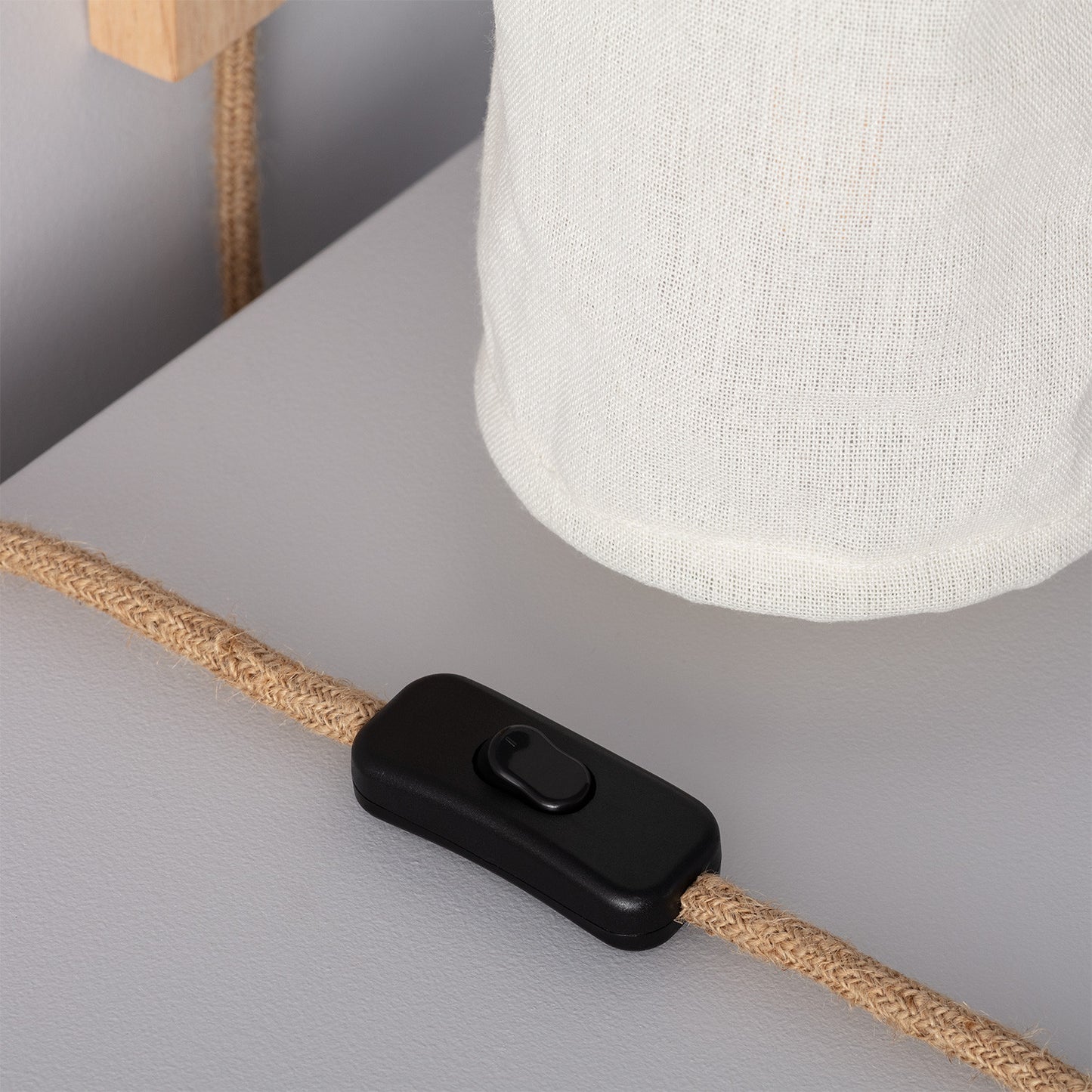 LÁMPARA DE PARED COLECCIÓN ASYA, ELABORADA CON MADERA Y TEXTIL
