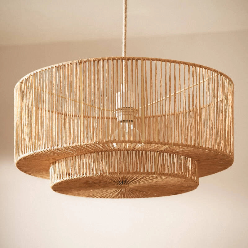 LÁMPARA COLGANTE AMHATI, ELABORADA A MANO CON PAPEL TRENZADO DE FIBRAS NATURALES.