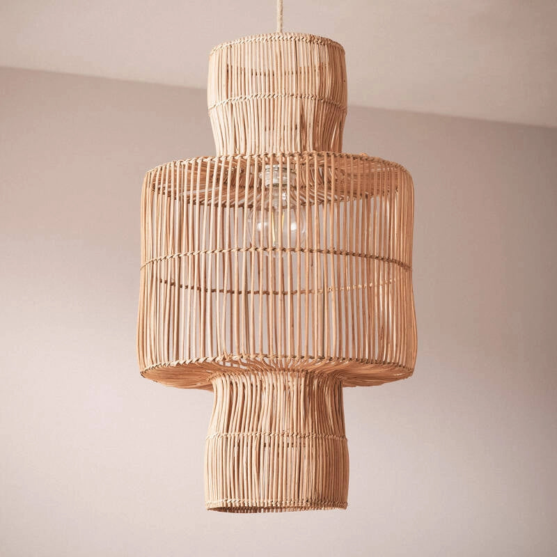 LÁMPARA COLGANTE CHIANG, ELABORADA A MANO CON RATÁN NATURAL.