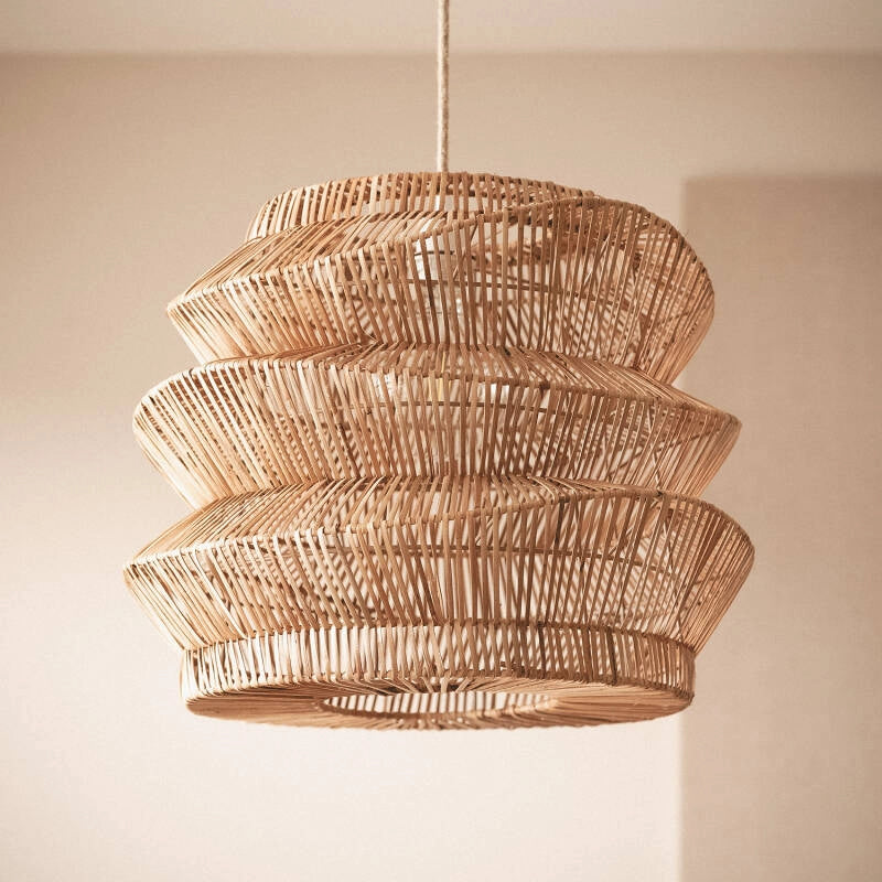 LÁMPARA COLGANTE AYSHA, ELABORADA A MANO CON RATÁN NATURAL.