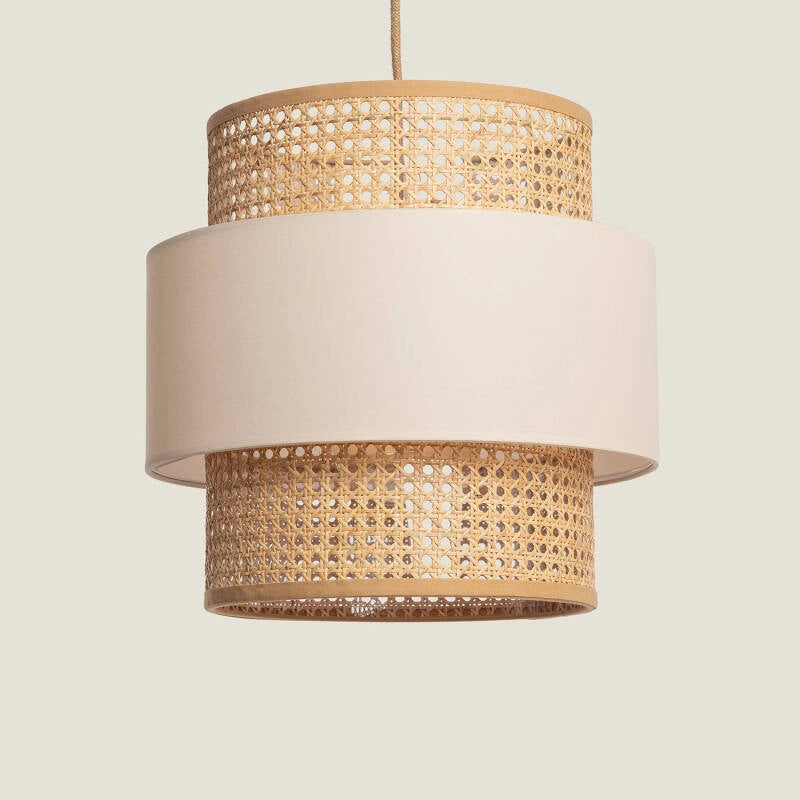 LÁMPARA COLGANTE COLECCIÓN AMIA, ELABORADA A MANO CON RATÁN NATURAL.