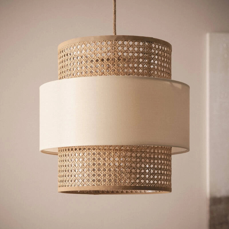 LÁMPARA COLGANTE COLECCIÓN AMIA, ELABORADA A MANO CON RATÁN NATURAL.