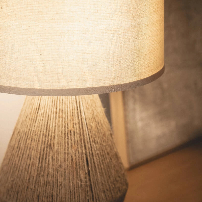 LÁMPARA DE MESA KEMUNING, ELABORADA A MANO CON LINO Y CUERDA NATURAL.