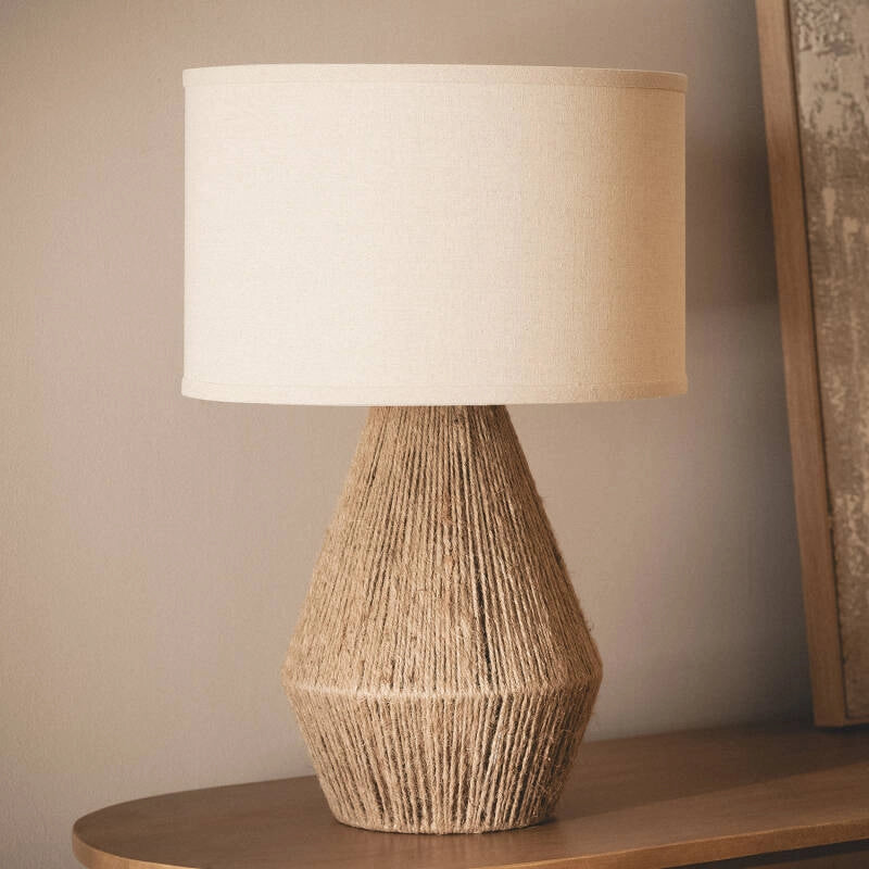 LÁMPARA DE MESA KEMUNING, ELABORADA A MANO CON LINO Y CUERDA NATURAL.