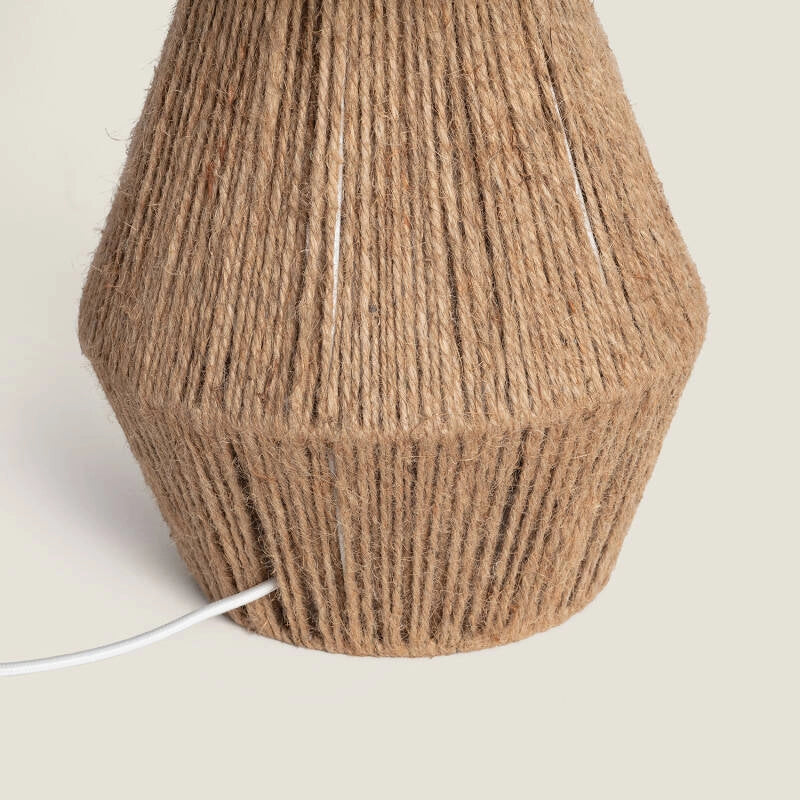 LÁMPARA DE MESA KEMUNING, ELABORADA A MANO CON LINO Y CUERDA NATURAL.