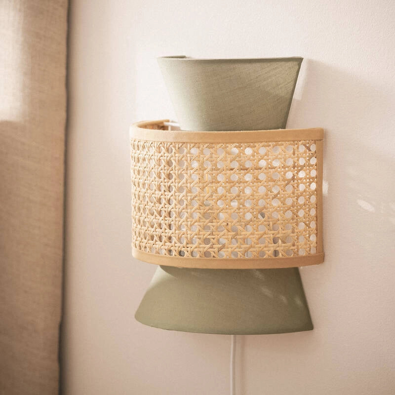 LÁMPARA DE PARED CERÉN, ELABORADA A MANO CON RATÁN NATURAL.