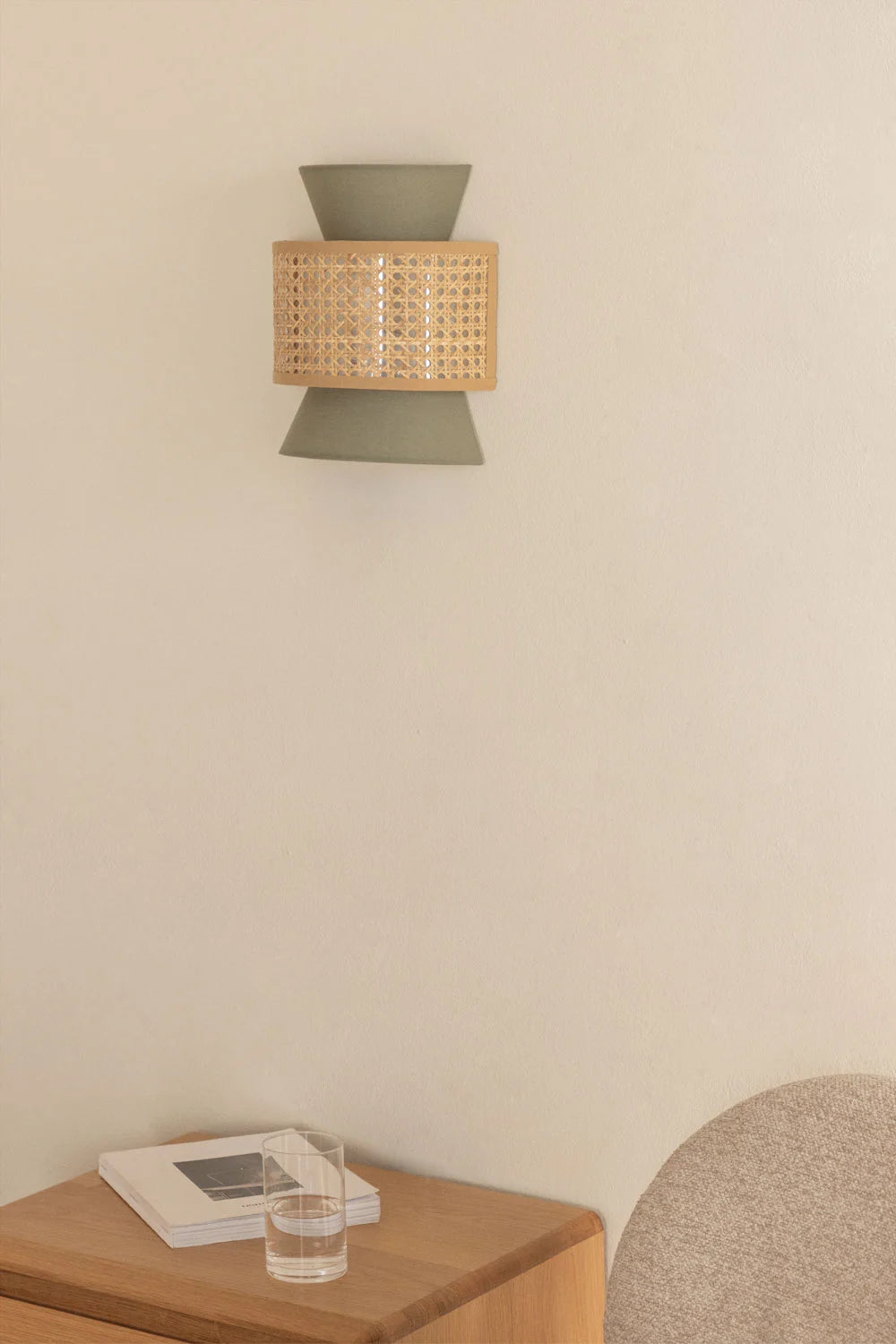 LÁMPARA DE PARED CERÉN, ELABORADA A MANO CON RATÁN NATURAL.