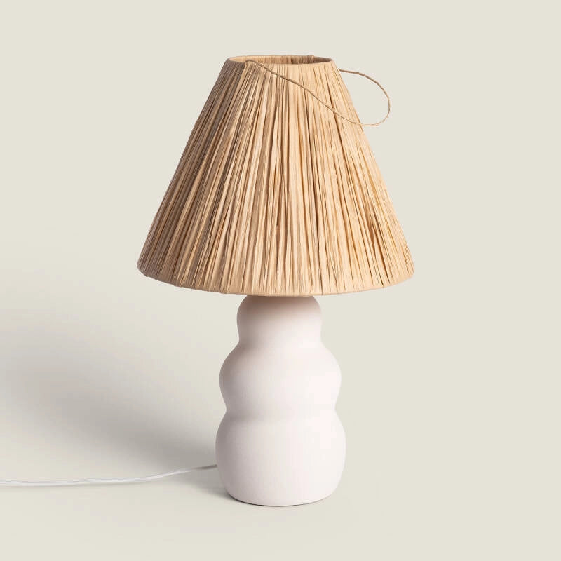 LÁMPARA DE MESA ULA, ELABORADA A MANO CON CERÁMICA E HILOS DE RAFIA NATURAL.