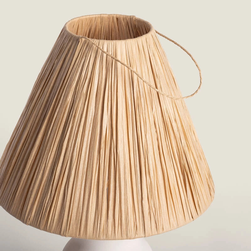 LÁMPARA DE MESA ULA, ELABORADA A MANO CON CERÁMICA E HILOS DE RAFIA NATURAL.