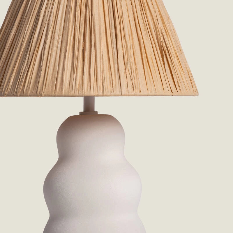 LÁMPARA DE MESA ULA, ELABORADA A MANO CON CERÁMICA E HILOS DE RAFIA NATURAL.