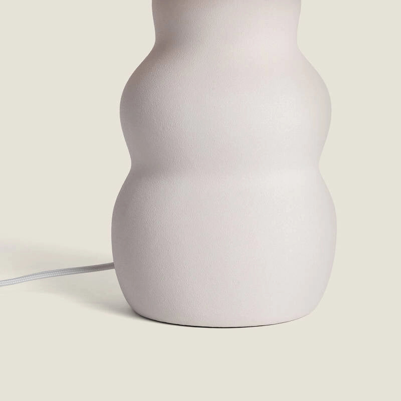 LÁMPARA DE MESA ULA, ELABORADA A MANO CON CERÁMICA E HILOS DE RAFIA NATURAL.