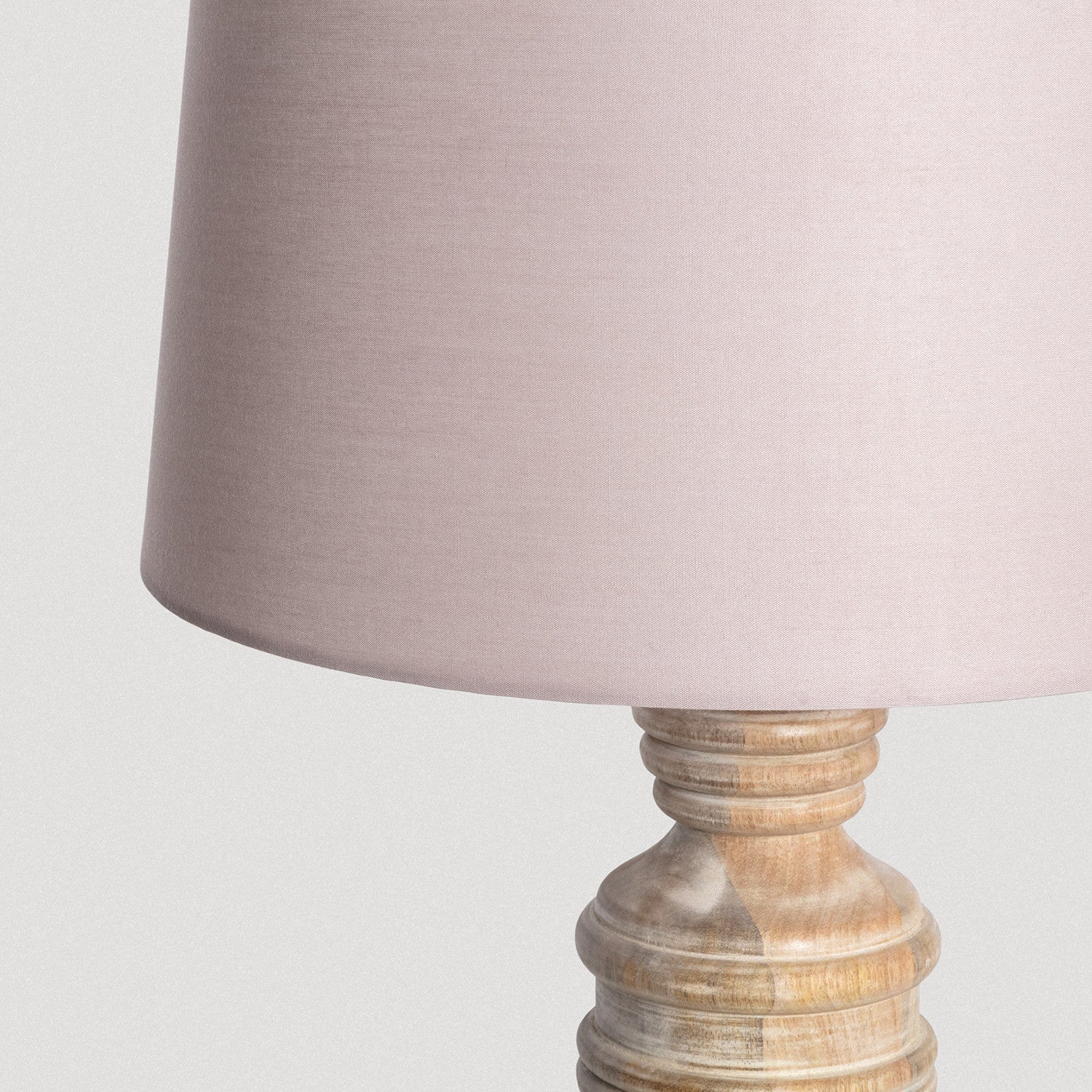 LÁMPARA DE MESA COLECCIÓN MENA, ELABORADA CON MADERA