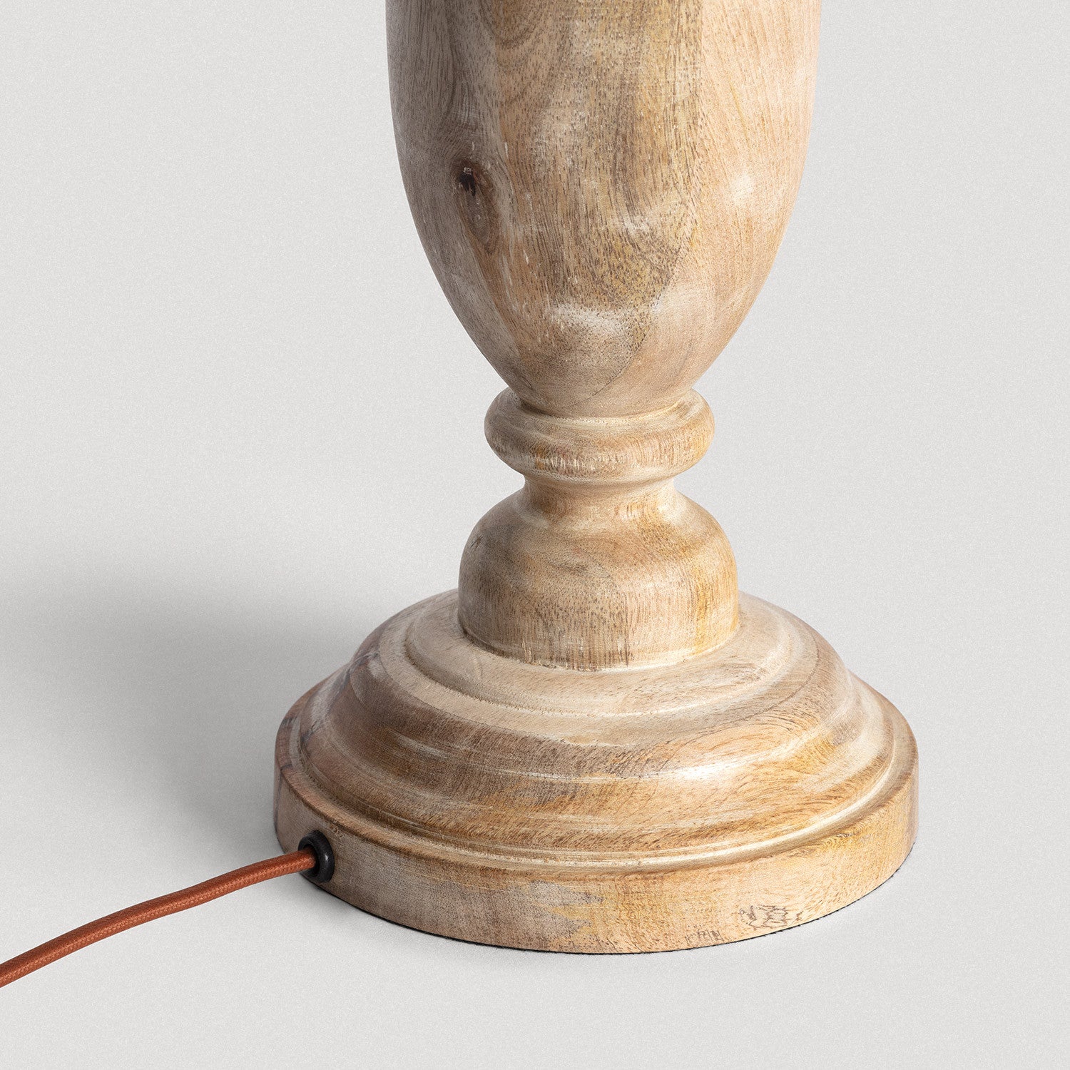 LÁMPARA DE MESA COLECCIÓN MENA, ELABORADA CON MADERA