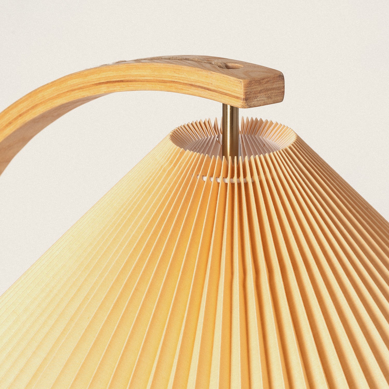 LÁMPARA DE PIE LUA, ELABORADA CON MADERA NATURAL