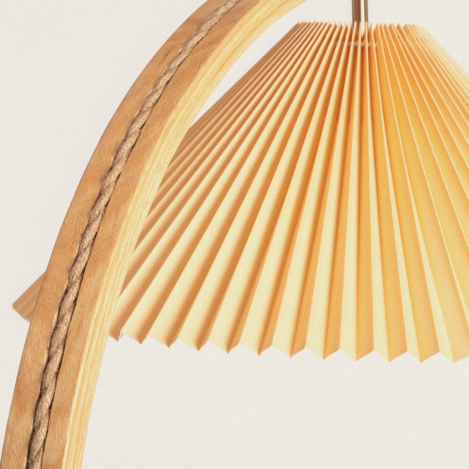 LÁMPARA DE PIE LUA, ELABORADA CON MADERA NATURAL