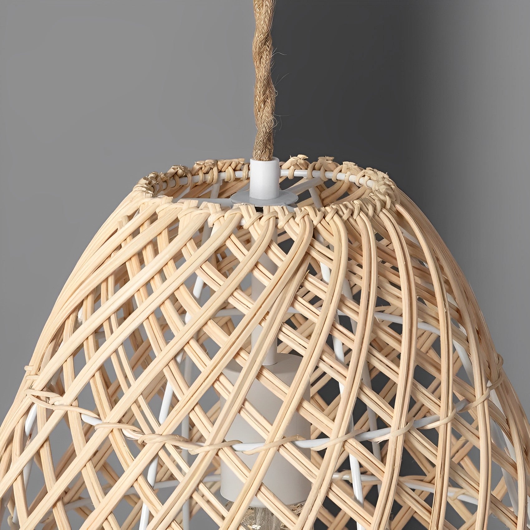 LÁMPARA COLGANTE EKA, ELABORADA A MANO CON RATÁN NATURAL