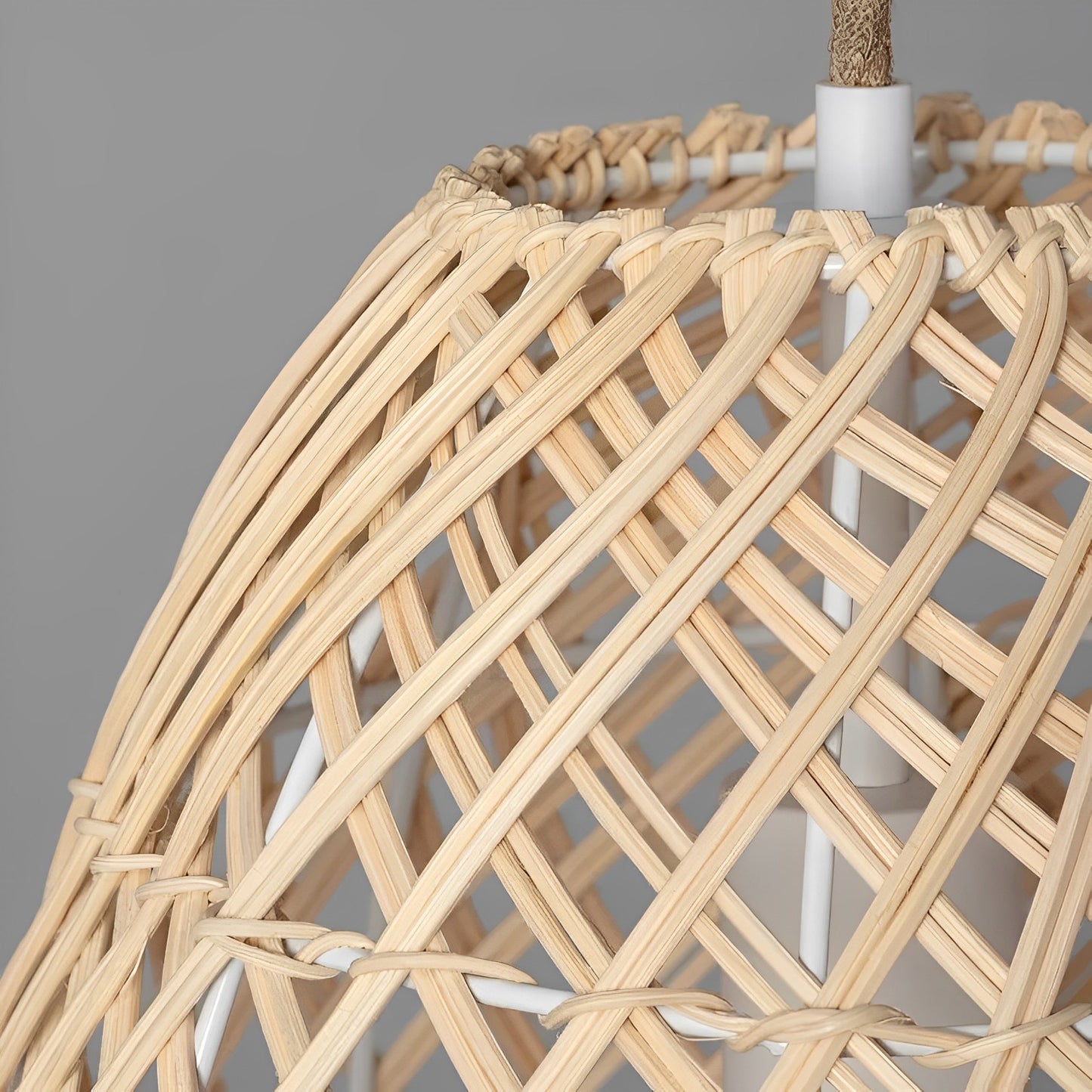 LÁMPARA COLGANTE EKA, ELABORADA A MANO CON RATÁN NATURAL