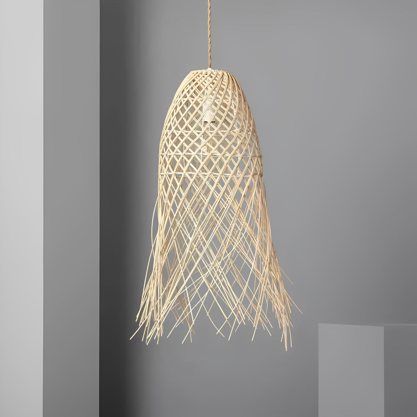 LÁMPARA COLGANTE EKA, ELABORADA A MANO CON RATÁN NATURAL