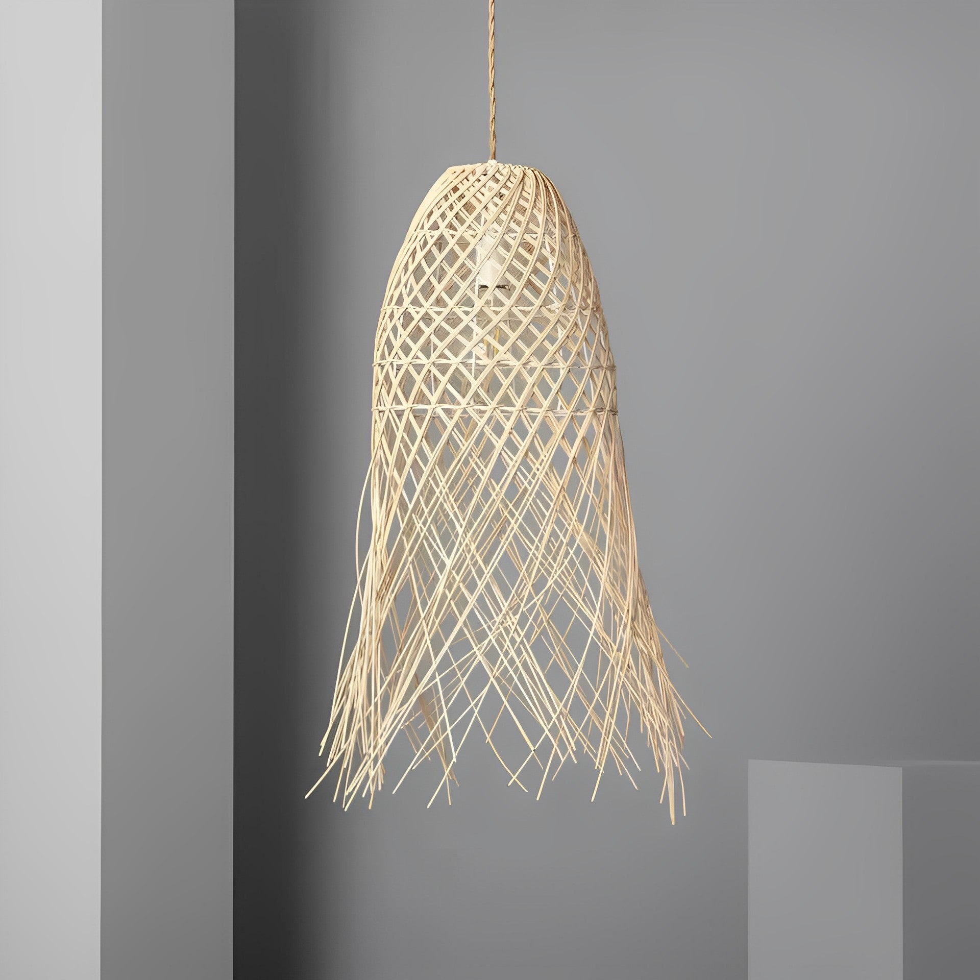 LÁMPARA COLGANTE EKA, ELABORADA A MANO CON RATÁN NATURAL