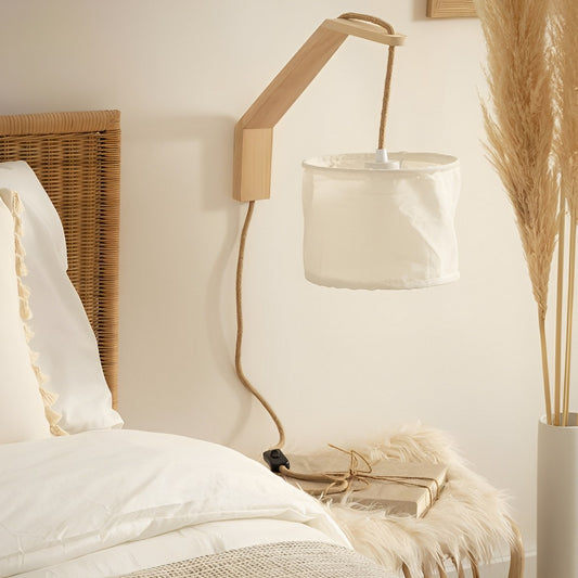 LÁMPARA DE PARED COLECCIÓN ASYA, ELABORADA CON MADERA Y TEXTIL