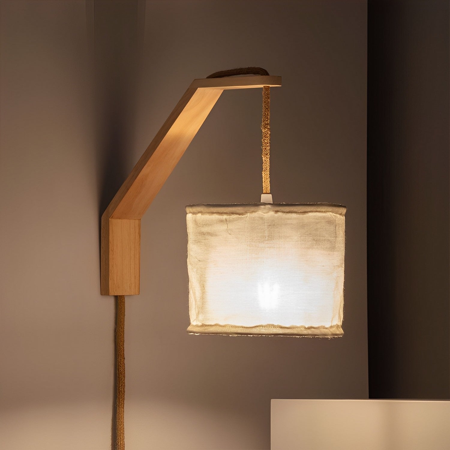 LÁMPARA DE PARED COLECCIÓN ASYA, ELABORADA CON MADERA Y TEXTIL