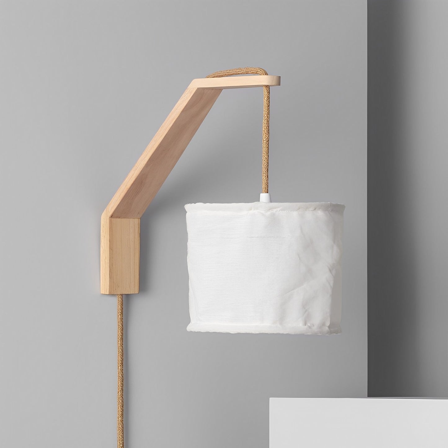 LÁMPARA DE PARED COLECCIÓN ASYA, ELABORADA CON MADERA Y TEXTIL