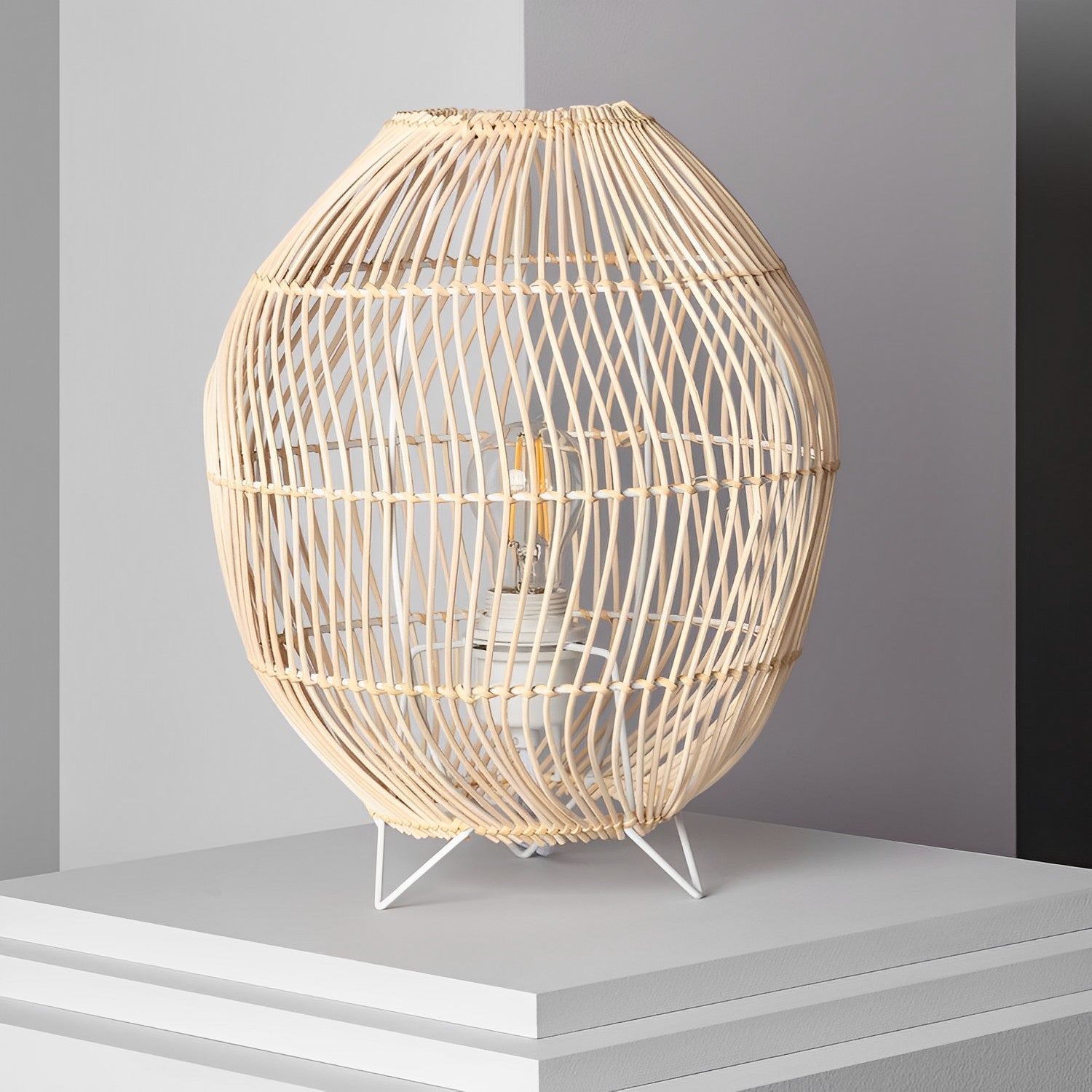 LÁMPARA DE MESA ADIRATNA, ELABORADA A MANO CON MIMBRE NATURAL