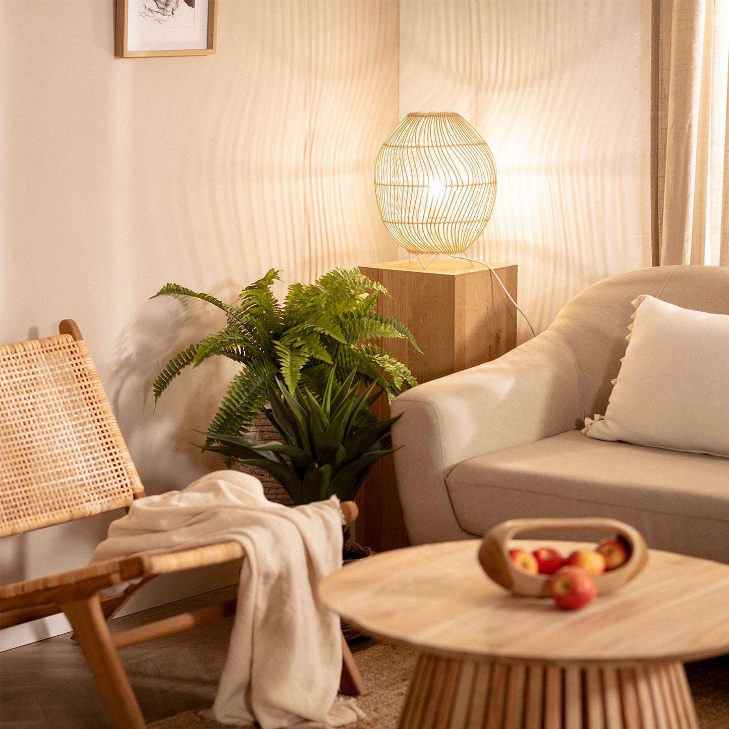LÁMPARA DE MESA ADIRATNA, ELABORADA A MANO CON MIMBRE NATURAL