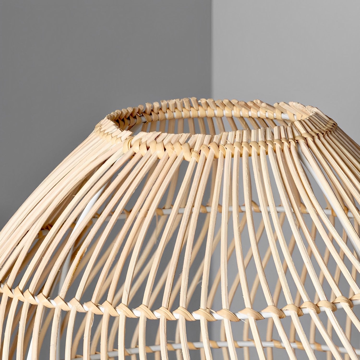 LÁMPARA DE MESA ADIRATNA, ELABORADA A MANO CON MIMBRE NATURAL
