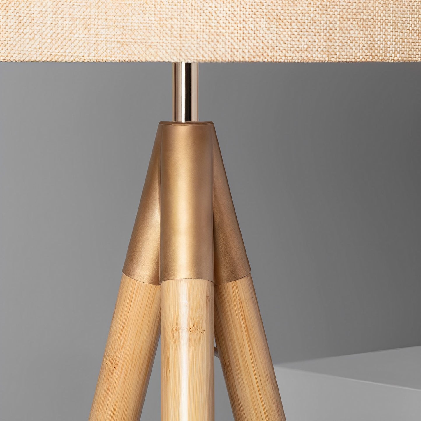 LÁMPARA DE PIE BELMA, ELABORADA CON MADERA Y TEXTIL