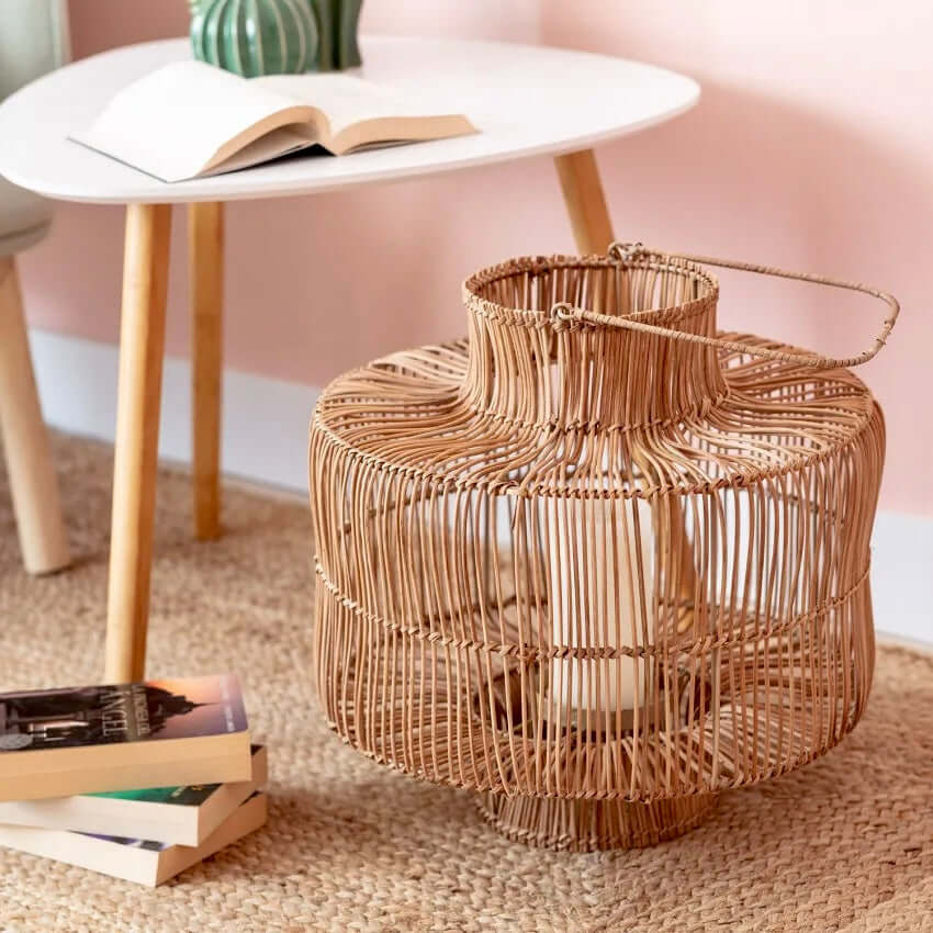 LÁMPARA DE SUELO COLECCIÓN DHARMA, ELABORADA A MANO CON RATÁN NATURAL
